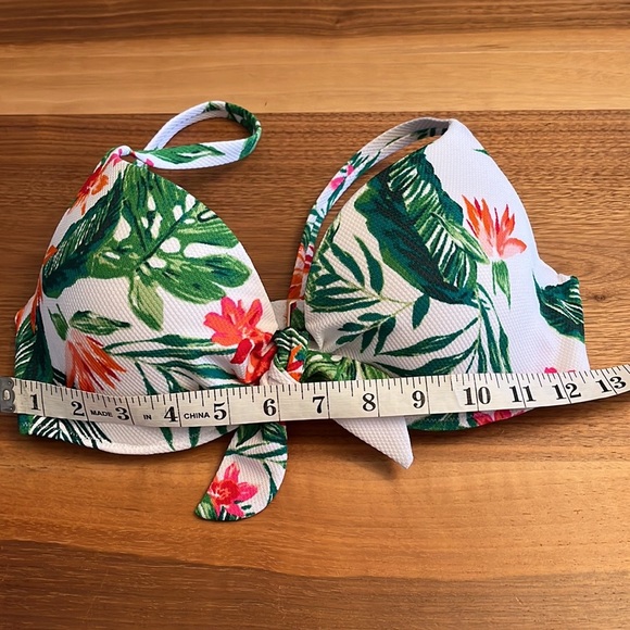 NWOT Shade & Shore Bikini Top
Beautiful design. Size 34C
#124A - Picture 4 of 4